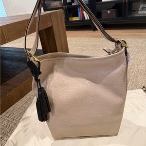 Elegant Coach Cream Leather Shoulder Bag